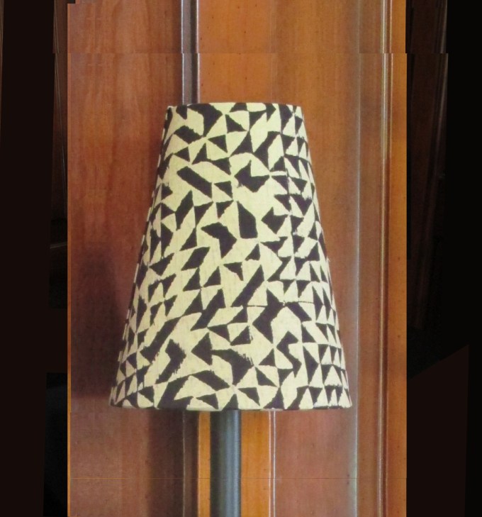 Abat-jour à clipser haut de 18 cm idéal pour lampadaire à trois branches ou pour donner de la présence à une lampe à poser sur une tablette ou une console étroite.